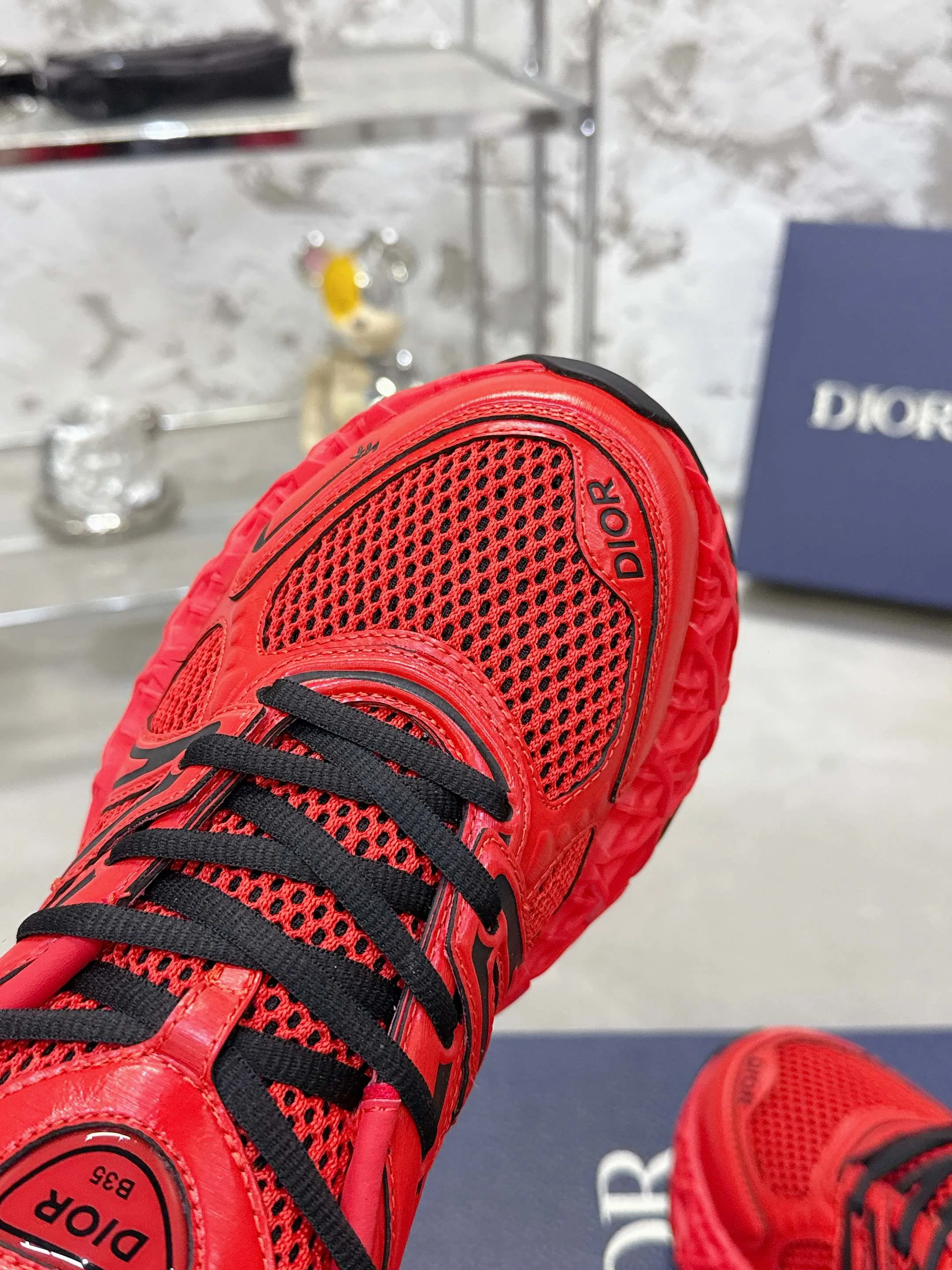 Factory price 780💰 Top version! ! ! Dior (B35) DIOR spring and summer men's wear show, the show was held at the Valle de Grasse School in Paris. Kim Jones drew inspiration from the works of South African artist Hylton Nel. The details of the shoes, clog soles and tribal elements, cleverly blended luxury craftsmanship and practicality, with fresh childishness and bright temperament, creating a new season hot spot. Dior KAWA Dior co-branded casual sports shoes reinterpret running shoes with Dior's high-end style. B35 is made of fine-textured leather and mesh fabric materials. It can be worn in all seasons, is comfortable and breathable, and has multiple lines on the shoe body to outline details. It has a full retro three-dimensional feel and can create a casual look all year round! Fabric: Cowhide/customized cloth material Lining: Imported breathable mesh Outsole: Original molded outsole Size: 39-46 (customized at 45.46)